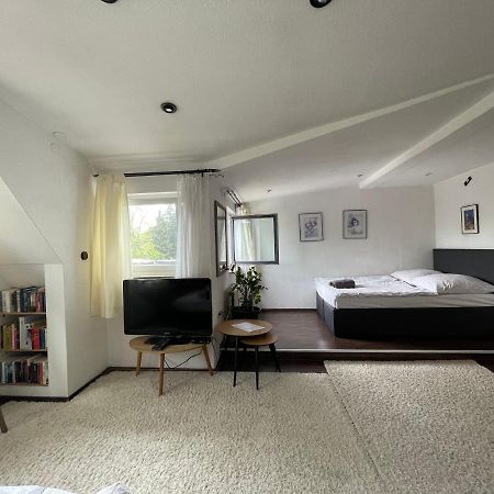 Albi S - HH Airport Bed & Breakfast Hamburg Exterior foto
