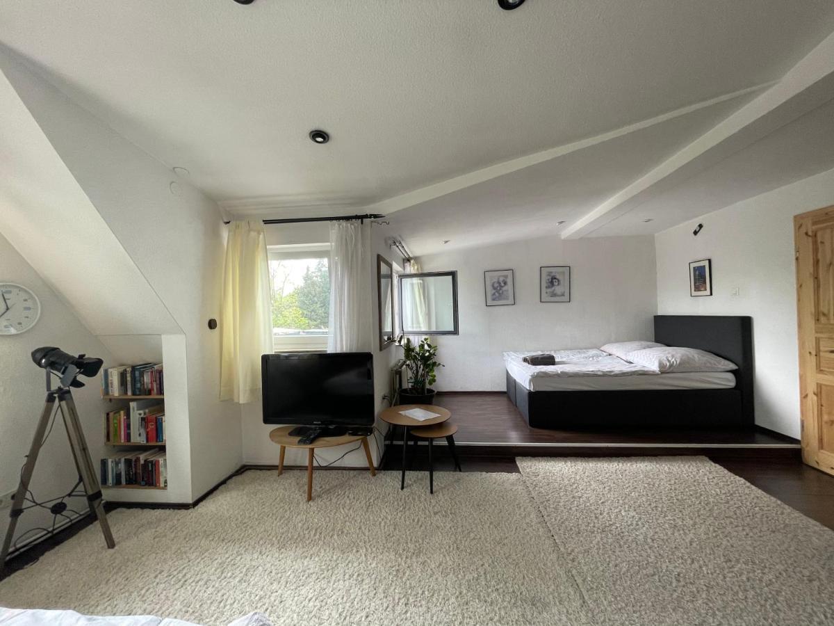 Albi S - HH Airport Bed & Breakfast Hamburg Exterior foto